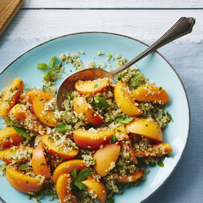 Salade de quinoa à la menthe, avec des poivrons jalapeno et des abricots frais